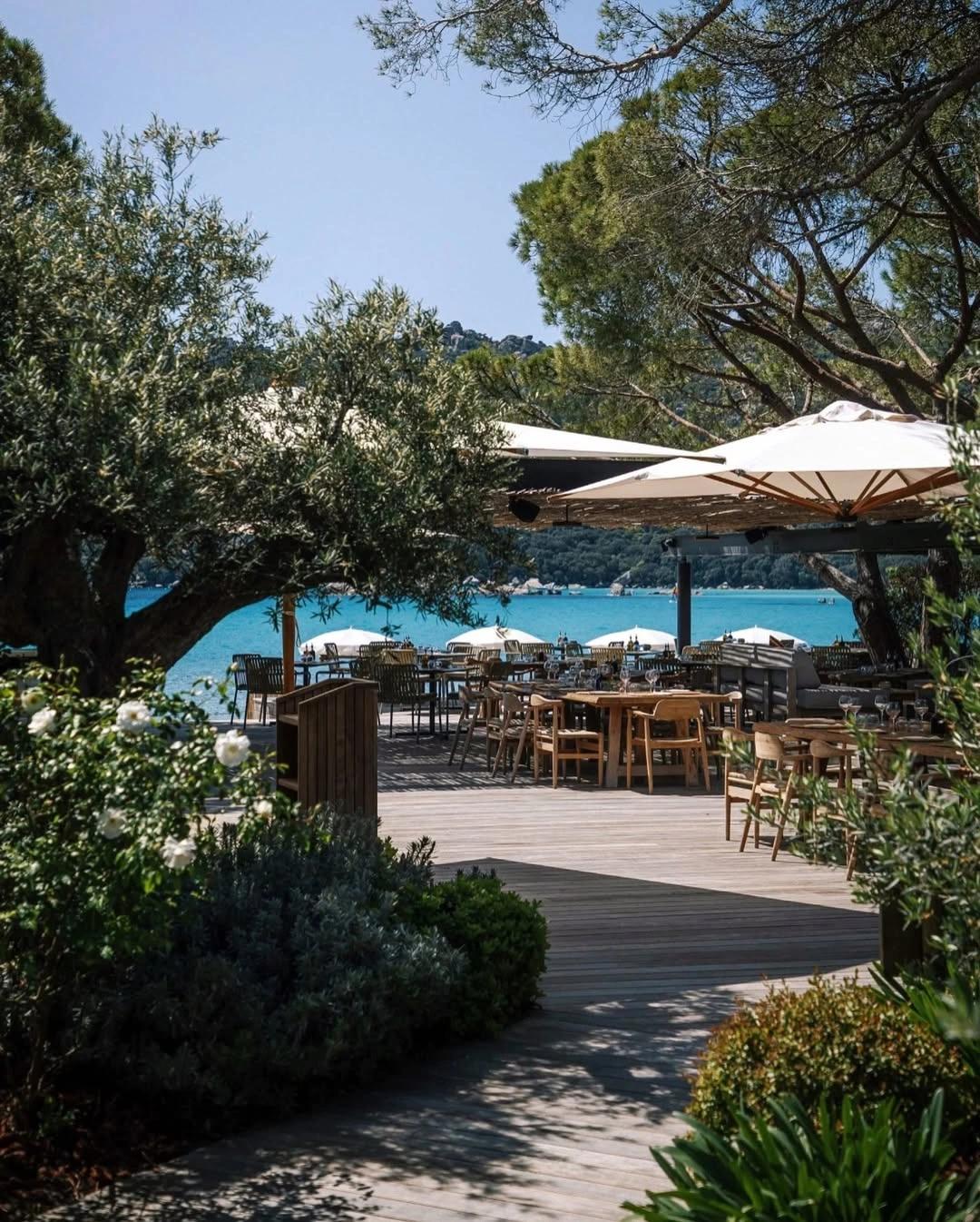 Restaurant en bord de mer à Santa Giulia avec terrasse ombragée et vue sur plage turquoise