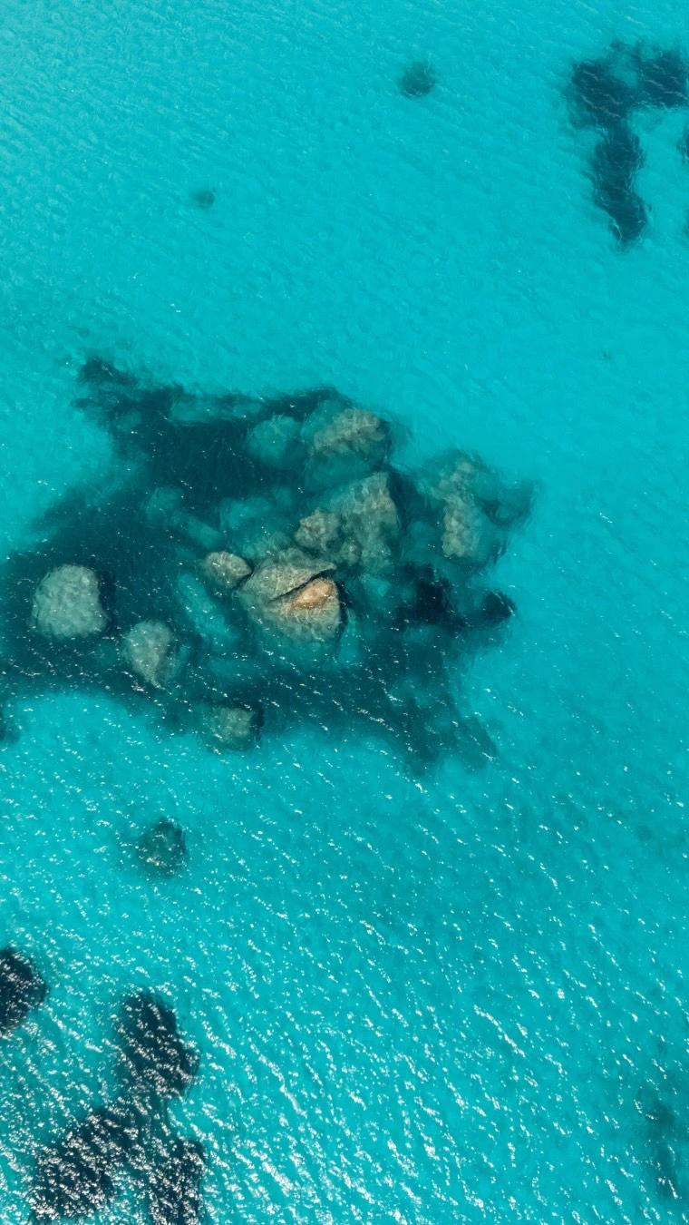 Vue aérienne du restaurant de plage à Santa Giulia en Corse avec ses rochers caractéristiques