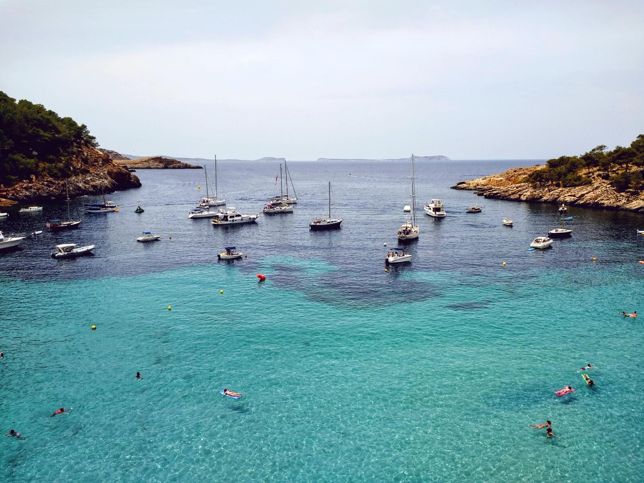 Baie turquoise avec voiliers à Santa Giulia, paradis bord de mer en Corse