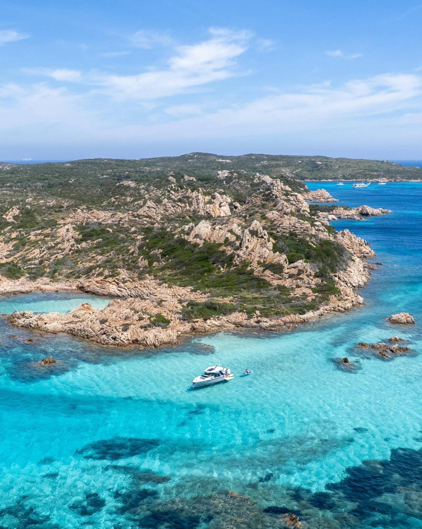 Location de bateau à Santa Giulia avec vue sur les roches et l'eau turquoise
