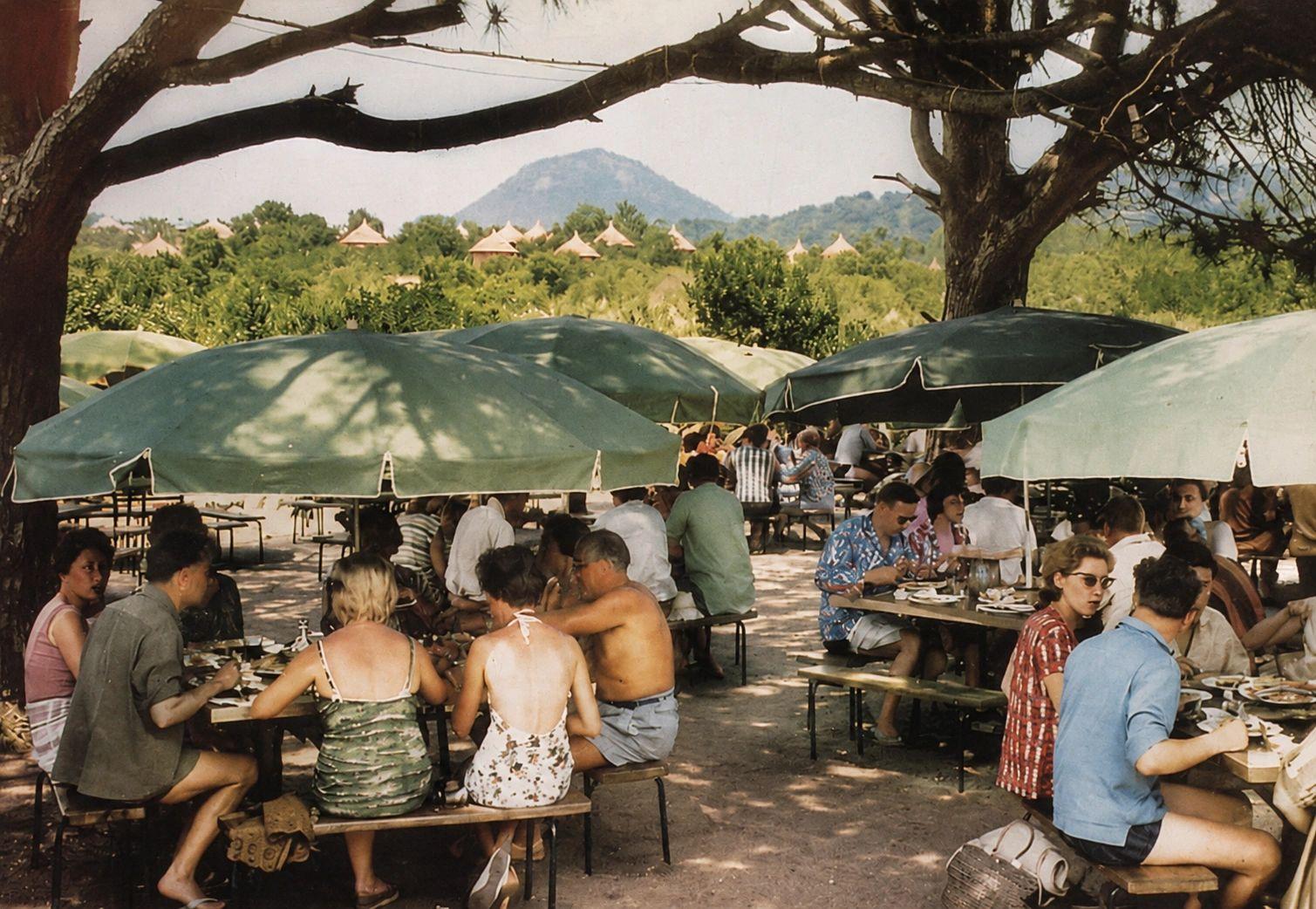 Restaurant en bord de mer à Santa Giulia avec terrasse ombragée et vue montagne