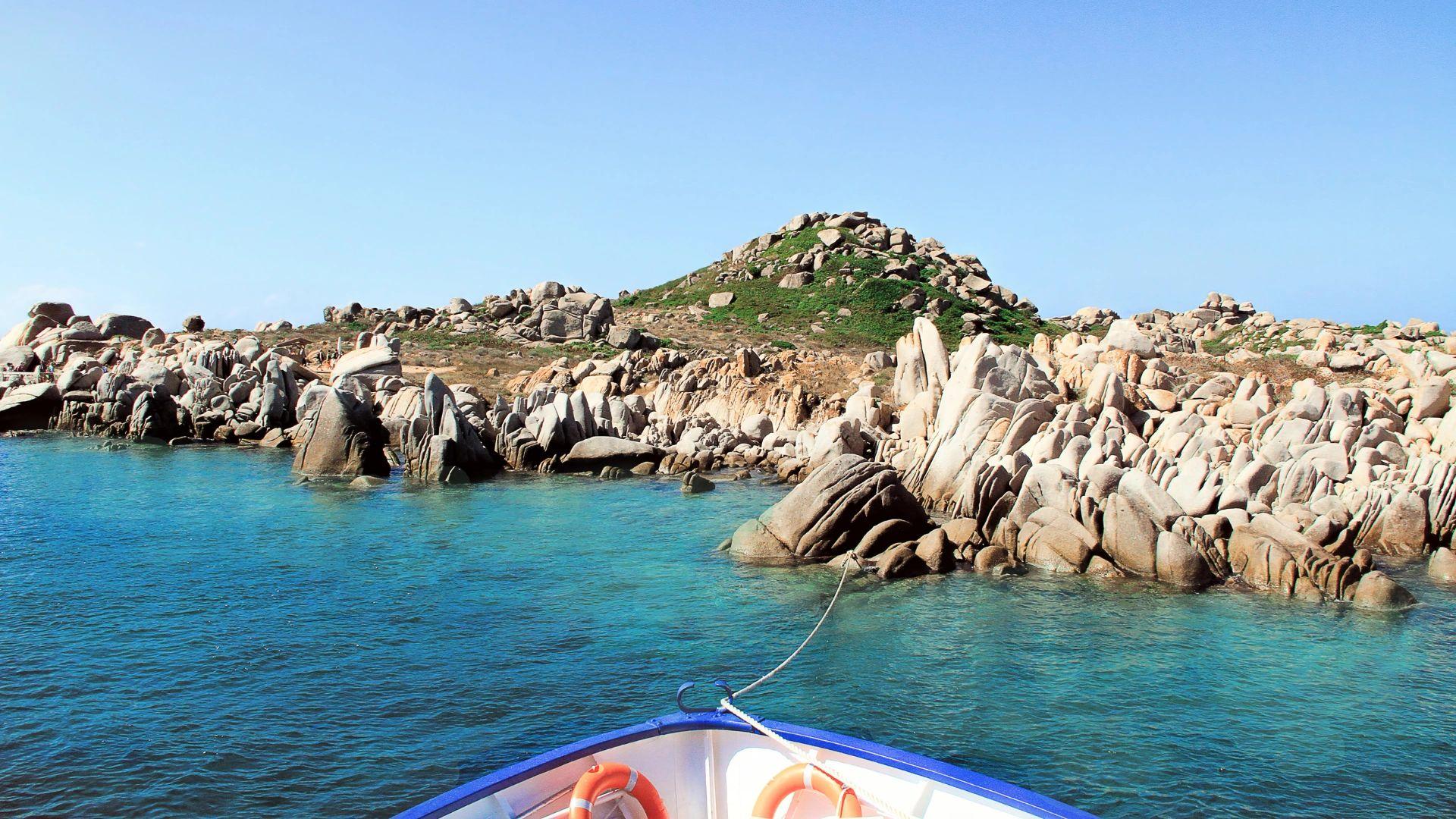 Location de bateau à Santa Giulia avec vue sur les rochers granitiques et eau turquoise