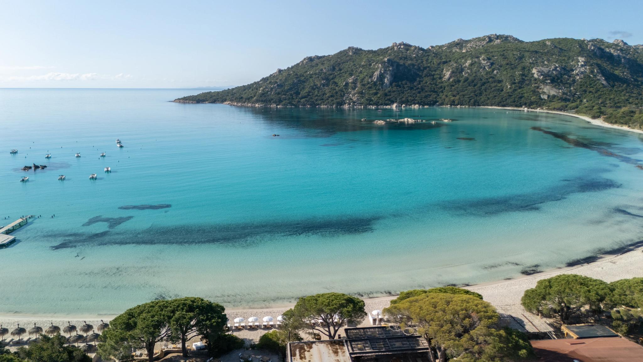 Restaurant en bord de mer à Santa Giulia avec plage turquoise