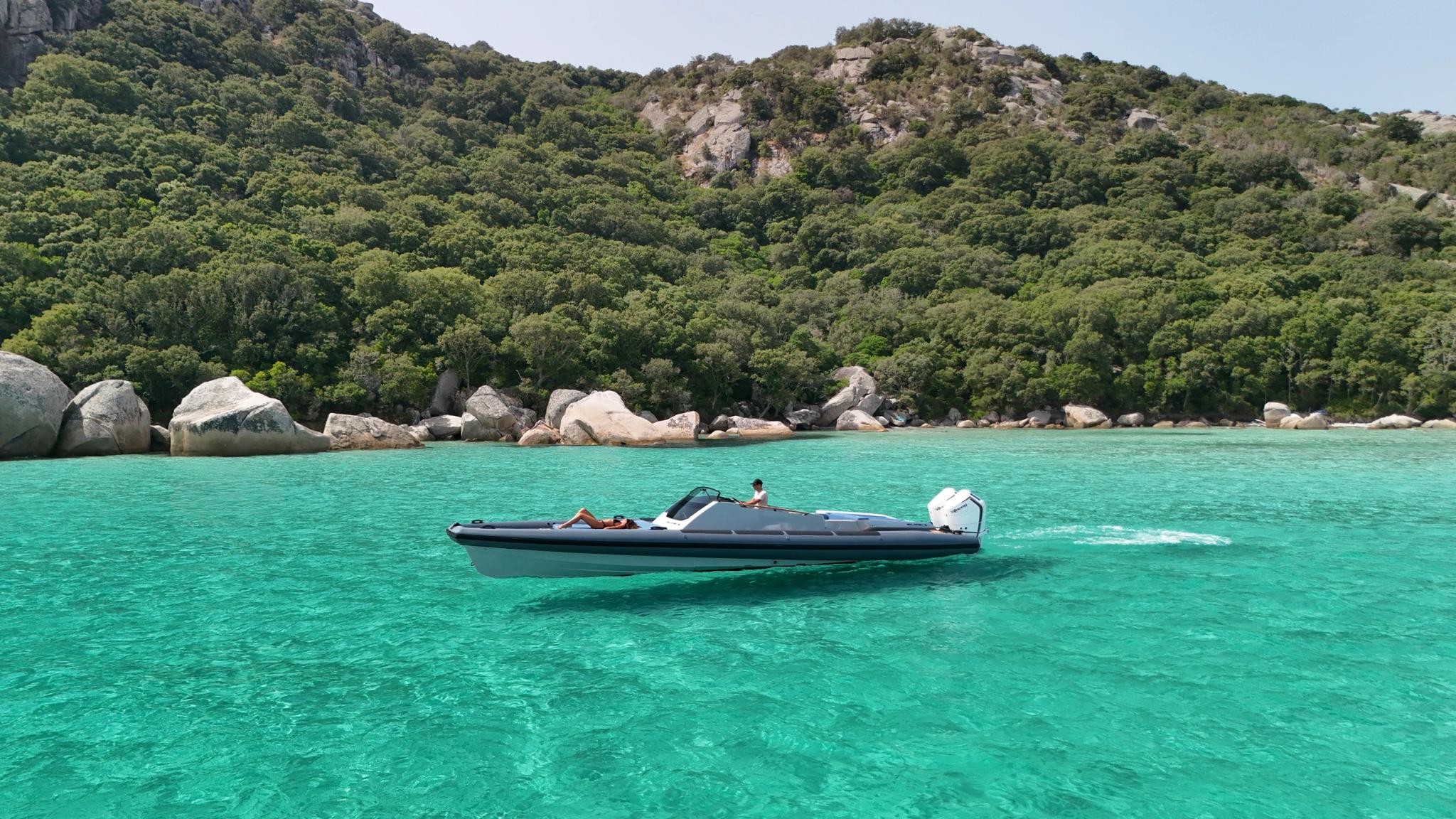 Location de bateau dans une baie tropicale aux eaux turquoise