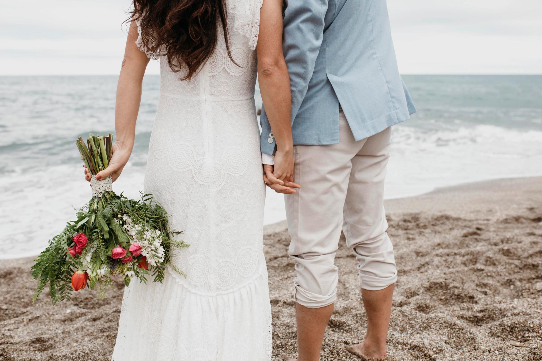 Couple marié à la plage de Santa Giulia pour leur mariage et événements privés