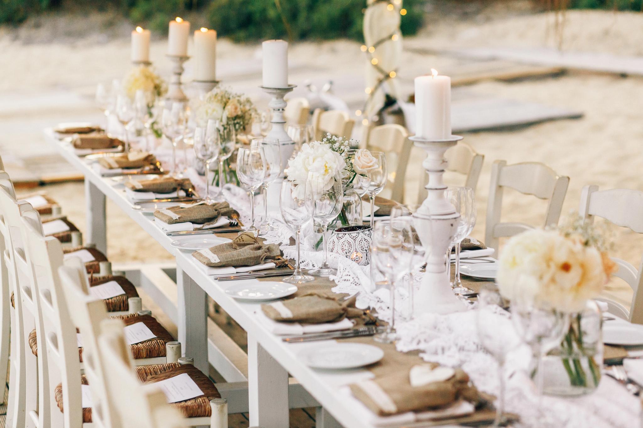 Table élégante décorée pour mariage et événements privés à Santa Giulia avec fleurs blanches et bougies
